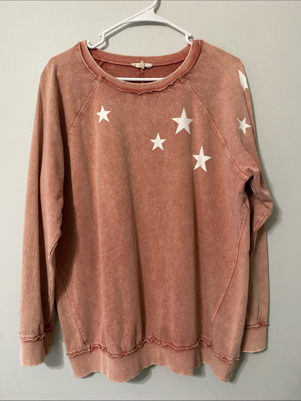 EASEL Mineral Wash Dusty Rose Crewneck with White Star Accents Womans Medium